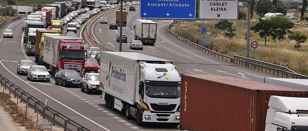 Un cartel de la autovía muestra los topónimos por separado de L’Alcúdia y Carlet. | VICENT M. PASTOR