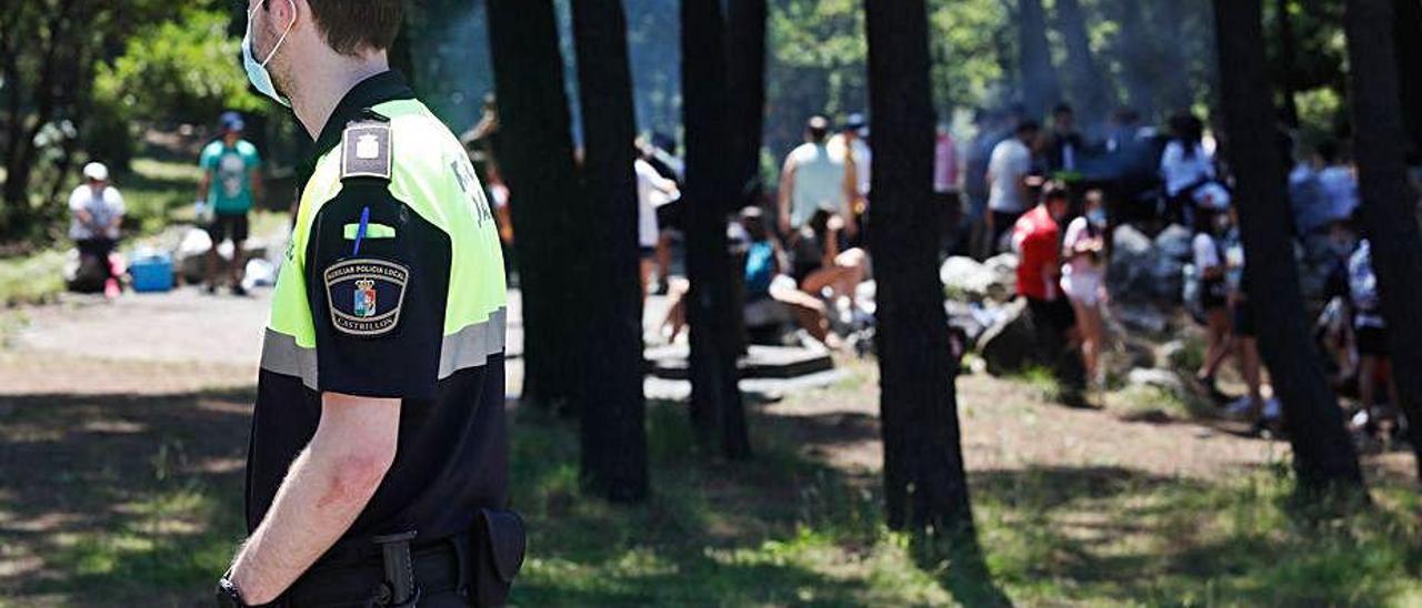 Un agente, en el botellón del pasado fin de semana en el pinar.