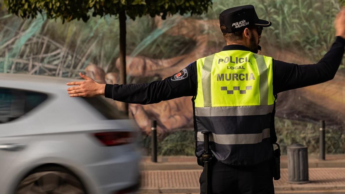 Un policía local de Murcia dirige el tráfico en una imagen de recurso.