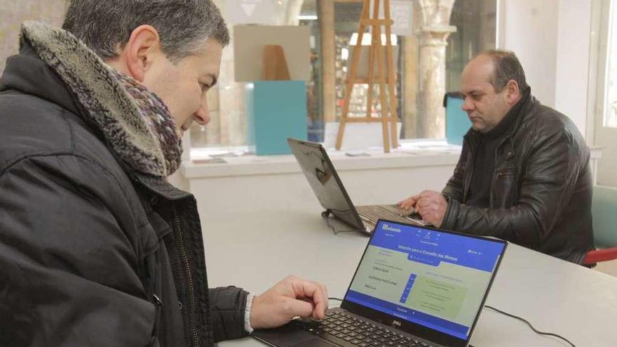 Miembros de En Marea participando en la votación en su sede de Santiago ayer. // Xoán Álvarez