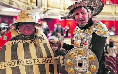 Algunos de los aficionados al sorteo de la lotería de Navidad —algunos ya ‘clásicos’—, el año pasado, disfrazados en el salón, cuando se podía entrar. |   // E.P.