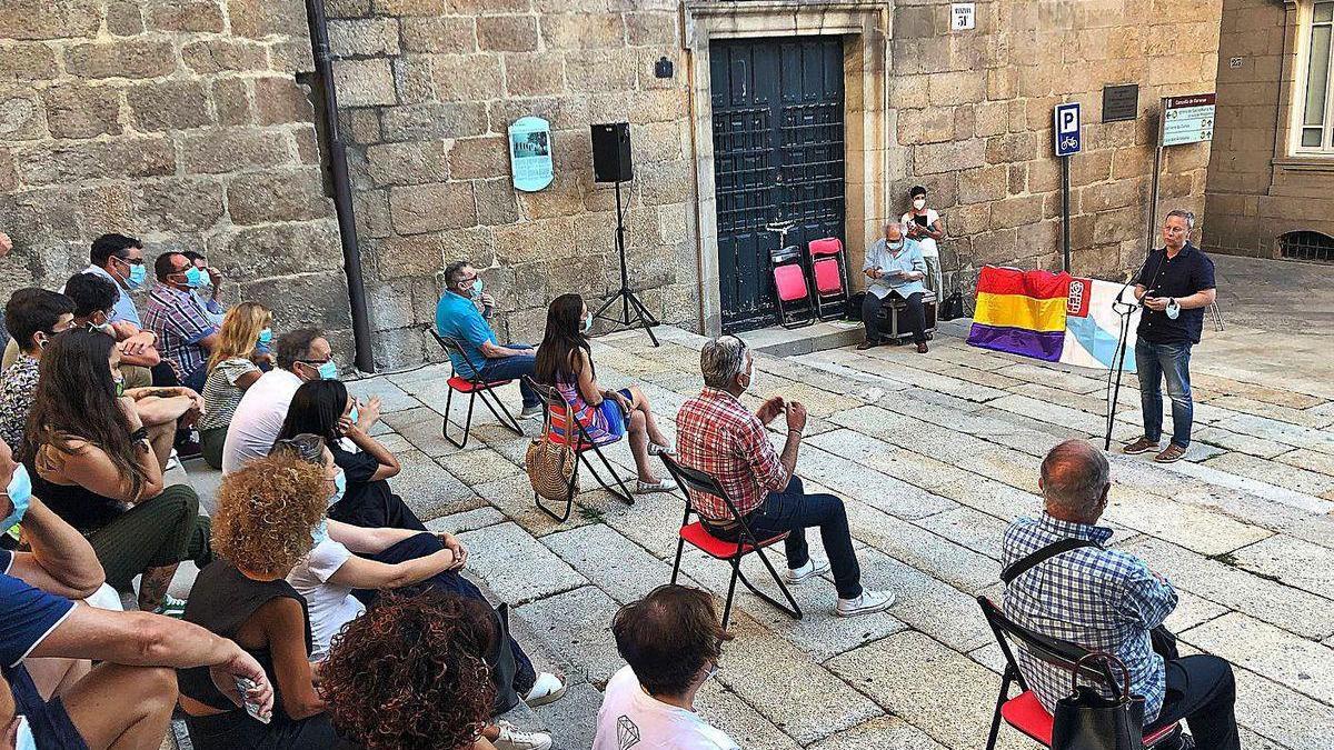 Acto de homenaje en las escalinatas de Santa María Nai al lado del Concello