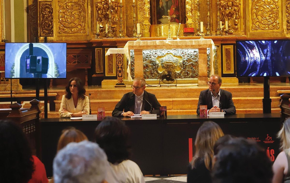 Belén Gil, Antonio Corbí y David Xirau, en San Nicolás, este jueves.