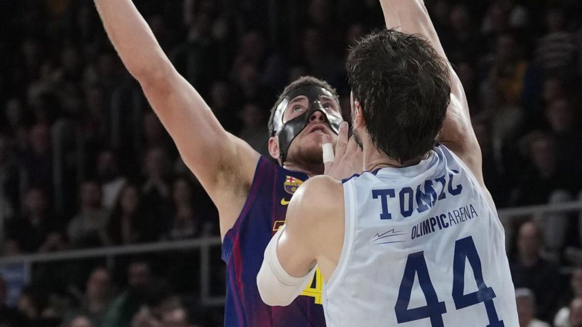 Joel Parra mira d’anotar davant la defensa de Tomic, ahir al Palau. | ENRIC FONTCUBERTA / EFE
