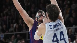 Joel Parra mira d’anotar davant la defensa de Tomic, ahir al Palau. | ENRIC FONTCUBERTA / EFE