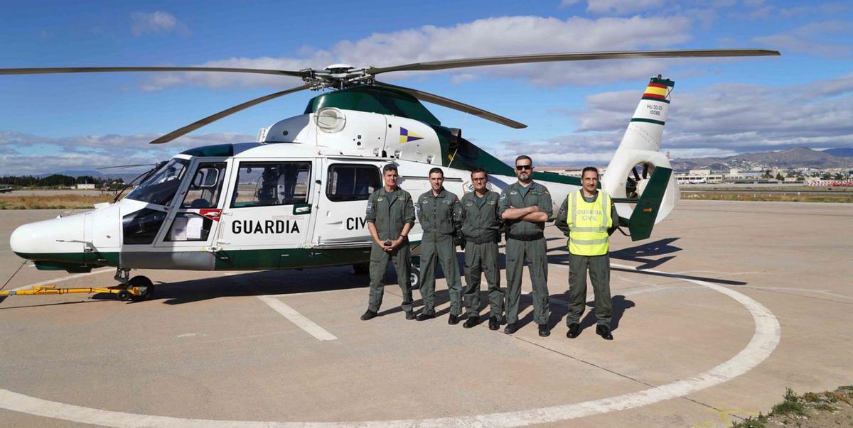 Parte del equipo del Servicio Aéreo de la Guardia Civil, en la Base Aérea de Málaga. | ÁLEX ZEA