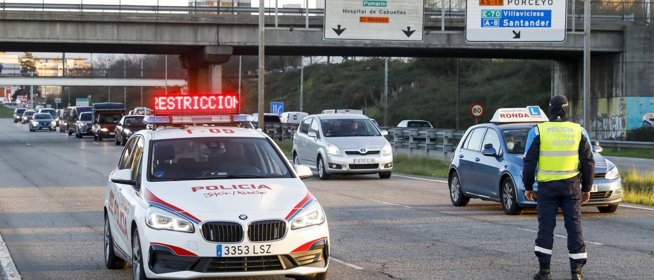 Control de la Policía Local tras la activación del protocolo anticontaminación la semana pasada.