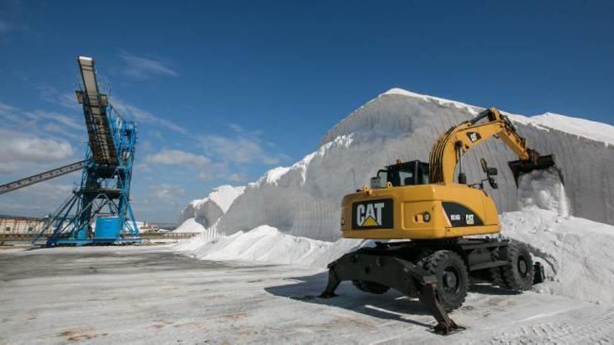 Las montañas de sal después de la temporada de cosecha en Bras del Port, donde utilizan técnicas novedosas como un sistema láser para una recogida precisa.