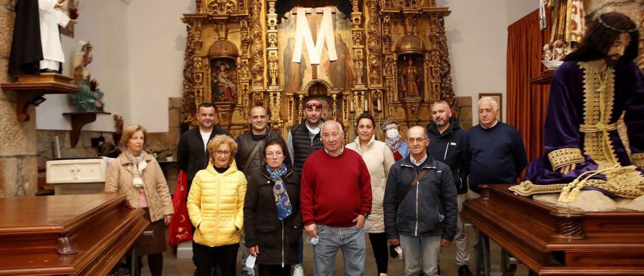 Integrantes del cabildo de la Santa Casa, con los preparativos en la Misericordia.   | // JOSÉ LORES