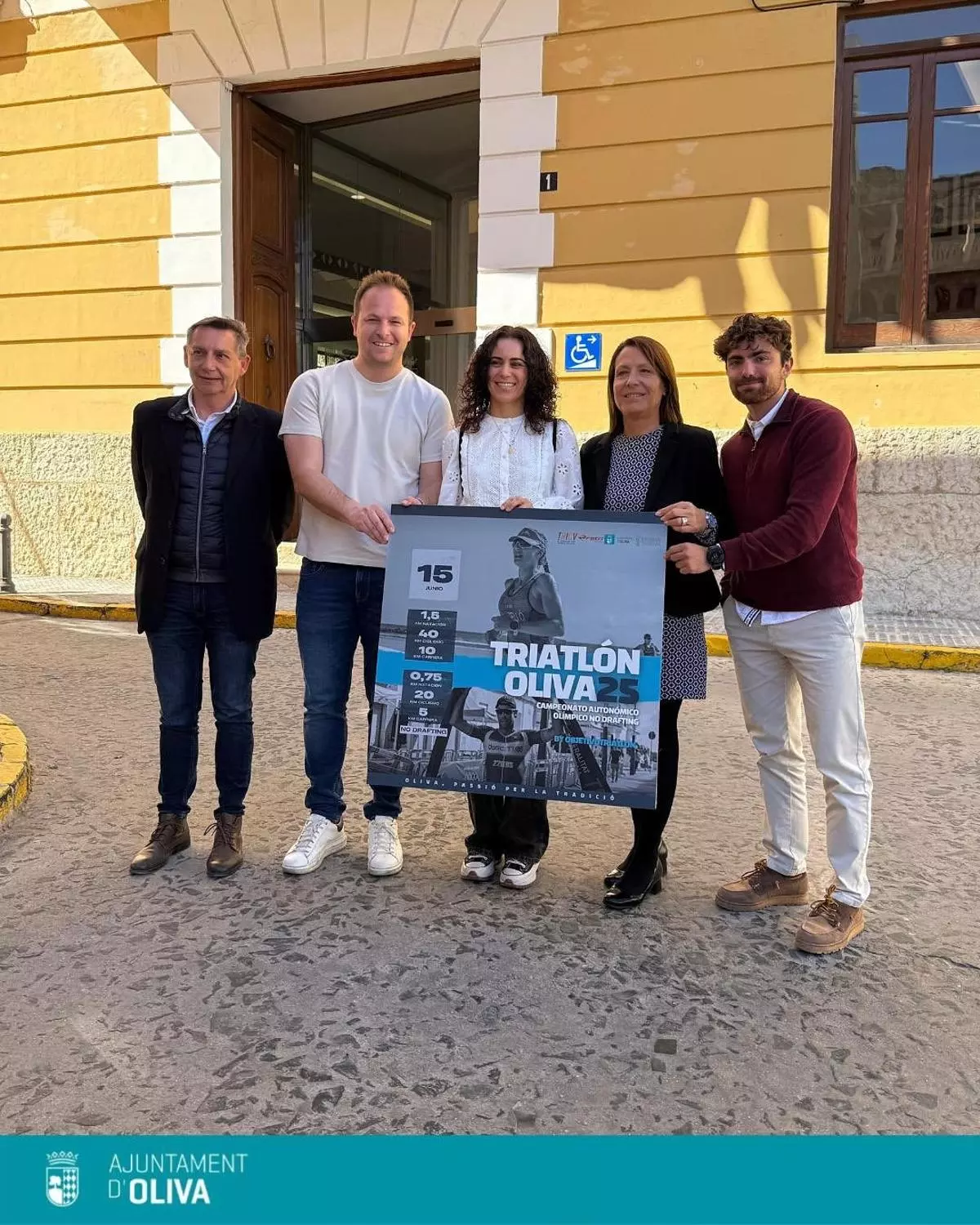 Más de 450 deportistas disputan el Triatló d'Oliva 2025