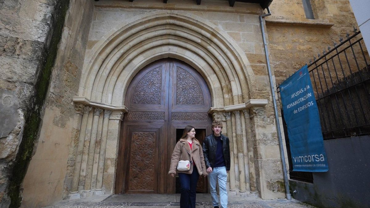 Visitantes en la puerta, tras las obras.