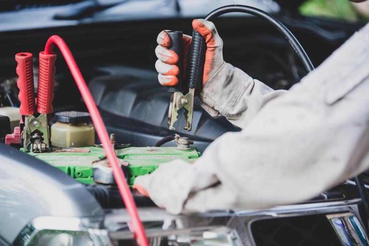 Así es como puedes cargar la batería de tu coche con las pinzas