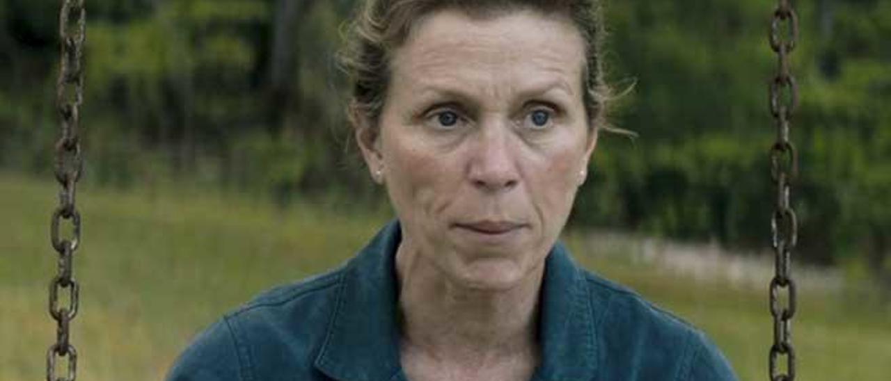 Frances McDormand es la lógica ganadora del Oscar a mejor actriz principal, salvo que en ´Tres anuncios en las afueras´ no interpreta a la madre de una adolescente asesinada sino a una fuerza desatada de la naturaleza, que ella misma considera inspirada en John Wayne.