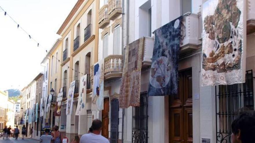 Los cobertores colgados en la calle la Bassa.