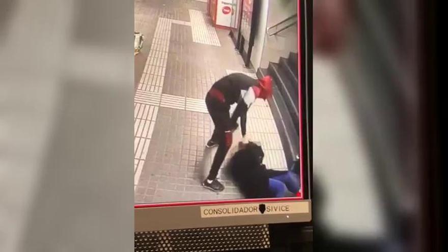 Brutal agresión a una mujer para robarle el bolso en el metro de Barcelona