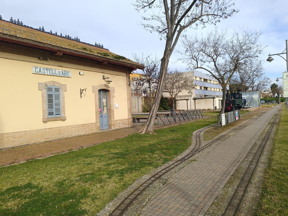 Fotografia de la Plaça de l’estació, a Castell d’Aro.