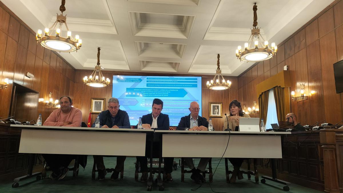 Por la izquierda: Felipe Cuesta, alcalde de Villaseco del Pan; Javier Aguado, alcalde de San Cebrián de Castro; Luis Fernando García Nicolàs, presidente de Femembalses; Fernando Azpeitia, asesor jurídico de Femembalses y Maite Bardají, secreatria general de Femembalses durante la reunión con alcaldes zamoranos