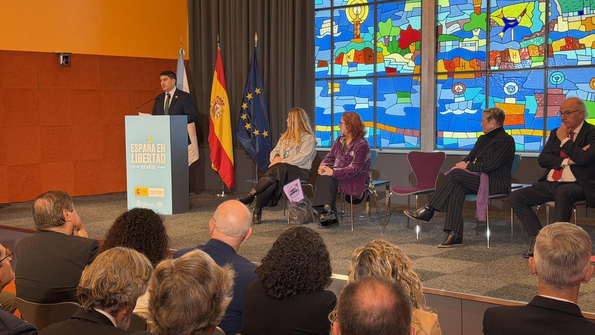 El delegado del Gobierno en Galicia durante el acto, junto con Carla Olmedo (i), Elena Vázquez, Guillermina Domínguez y Domingo González.