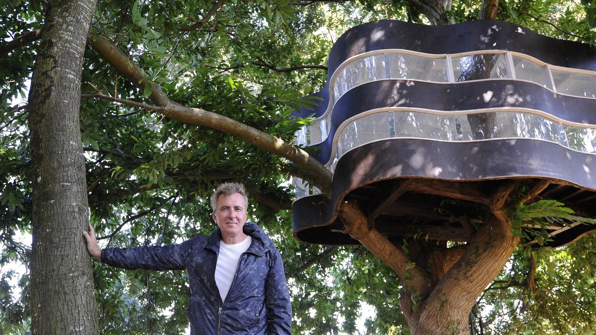 Ramón López-Neira delante de su Casa do Árbol de Breixa