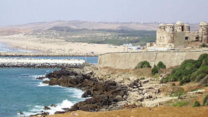 Vista parcial del puerto y playa de Larache, con el castillo al-Fath, antiguo hospital, a la izquierda