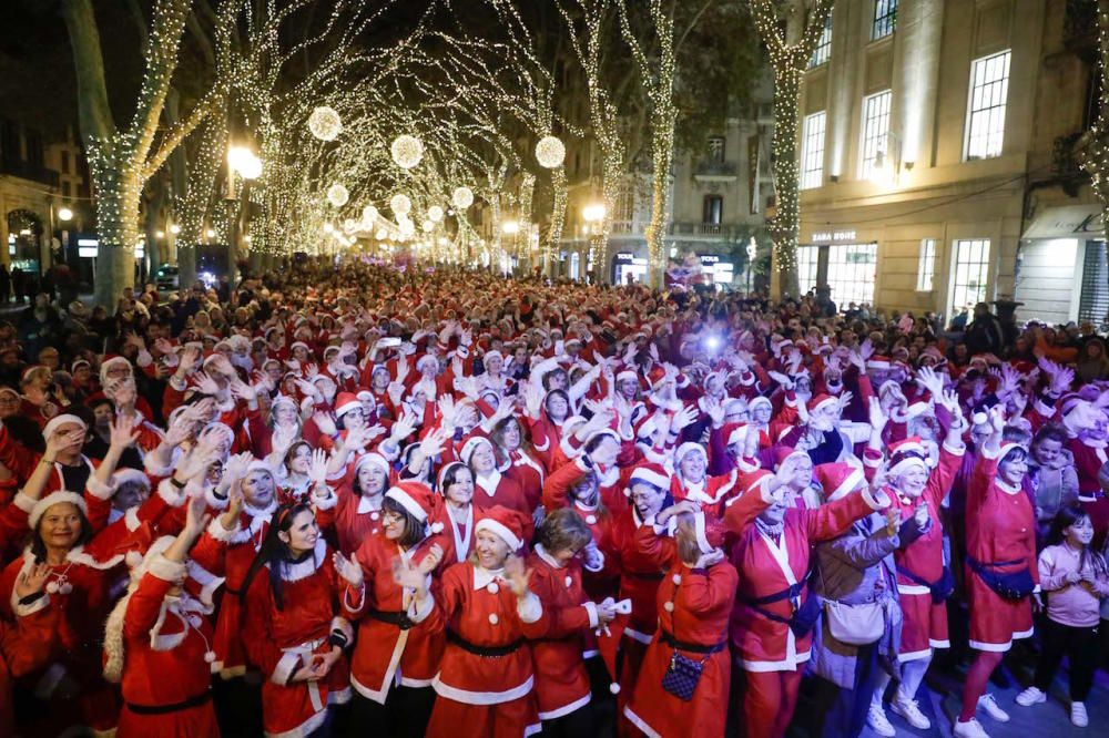 Wenn Weihnachtmänner und -frauen auf Palmas Borne-Boulevard tanzen