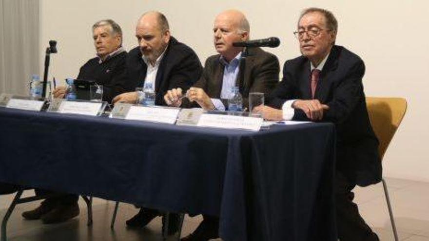 Joan Costa, Juan Pablo López, Josep Tur y Pedro Valencia, ayer en la reunión con vecinos.