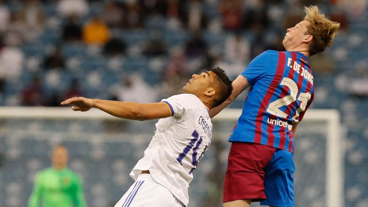 Frenkie de Jong y Casemiro luchan por un balón durante el clásico de la Supercopa de España