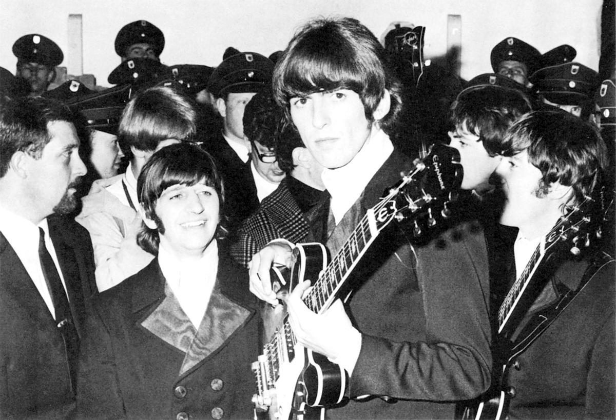 George y el resto de los Beatles, “compartiendo un chiste con guardias alemanes”