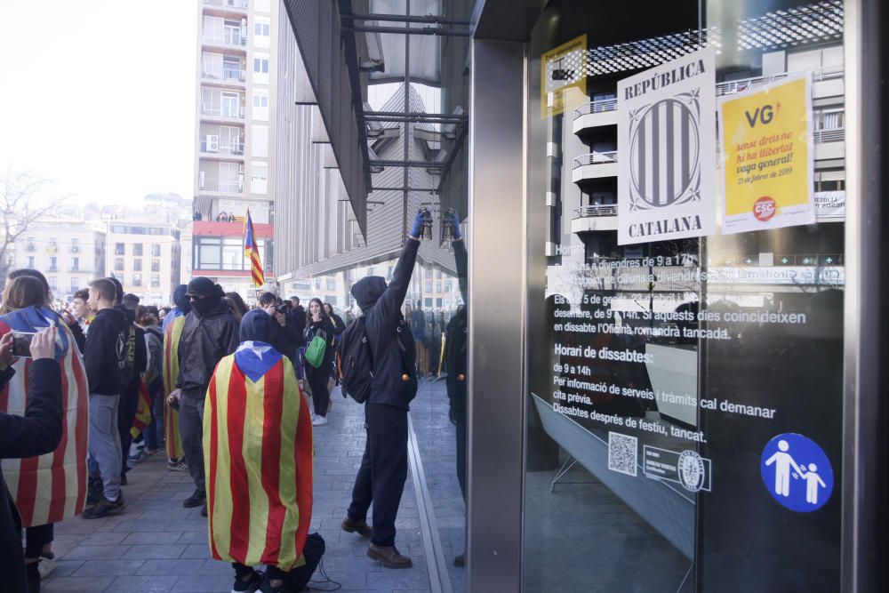 Concentració multitudinària a la seu de la Generalitat de Girona per reclamar la llibertat dels presos