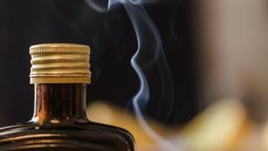 La OCU manifiesta dudas sobre 8 aromas de humo utilizados en la producción de alimentos