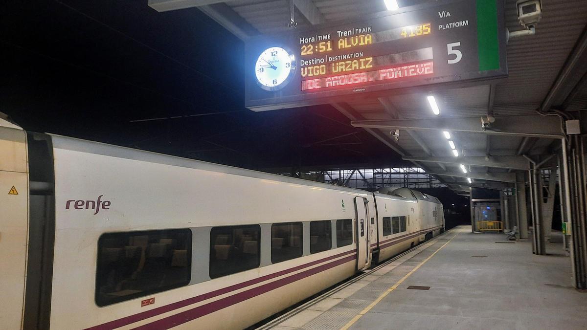 Un tren Alvia con destino Vigo-Urzáiz en la estación de Santiago de Compostela en febrero de 2022.