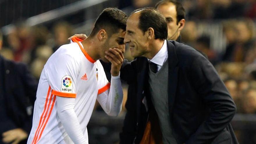 Javi Jiménez recibe instrucciones de Voro desde el área técnica.