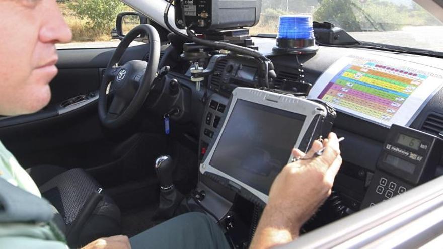 Un agente utiliza un radar para controlar la velocidad.