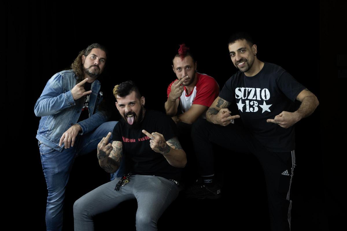 Velocidad Absurda durante una sesión de fotos en la sede de INFORMACIÓN