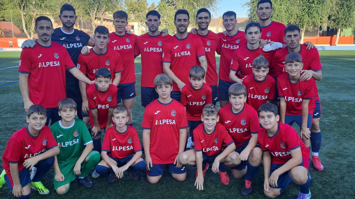 El primer equipo y el Alevín B de la UE Tavernes, antes del partido