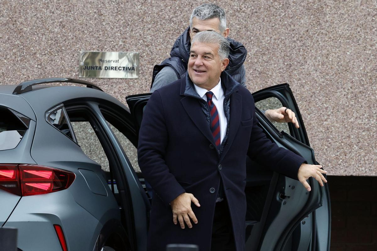El presidente del FC Barcelona, Joan Laporta, junto con el asesor de presidencia del club, Enric Massip, a su llegada a las oficinas del club para participar en la reunión de la junta directiva.