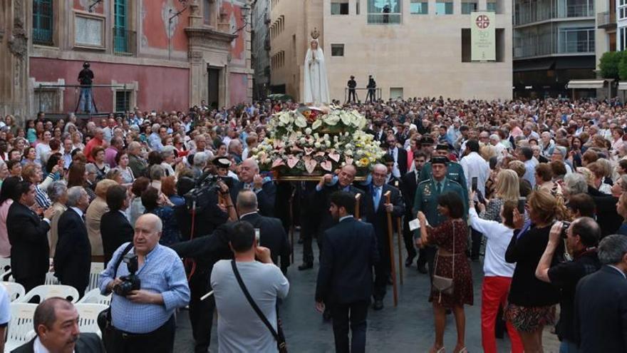 La Virgen de Fátima, ayer a su llegada a la plaza de la Catedral después de procesionar por las calles de Murcia.