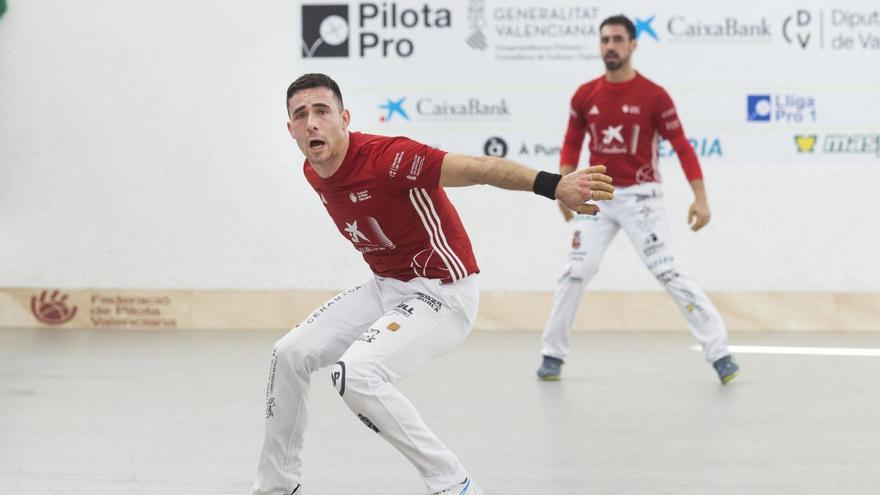 Nacho y Giner, en acción, durante la final de ayer en el trinquet de Pelayo.  | MIGUEL ÁNGEL MONTESINOS