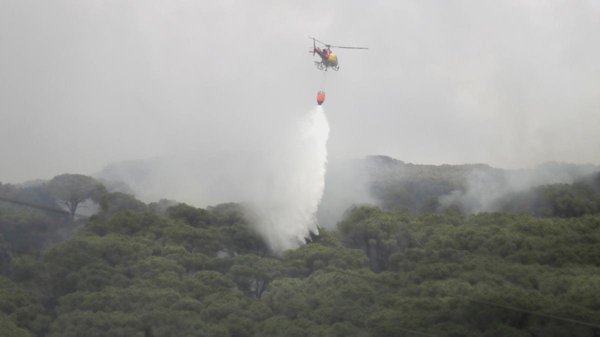 L&#039;helicòpter dels Bombers ruixa amb aigua la zona incendiada a Argentona