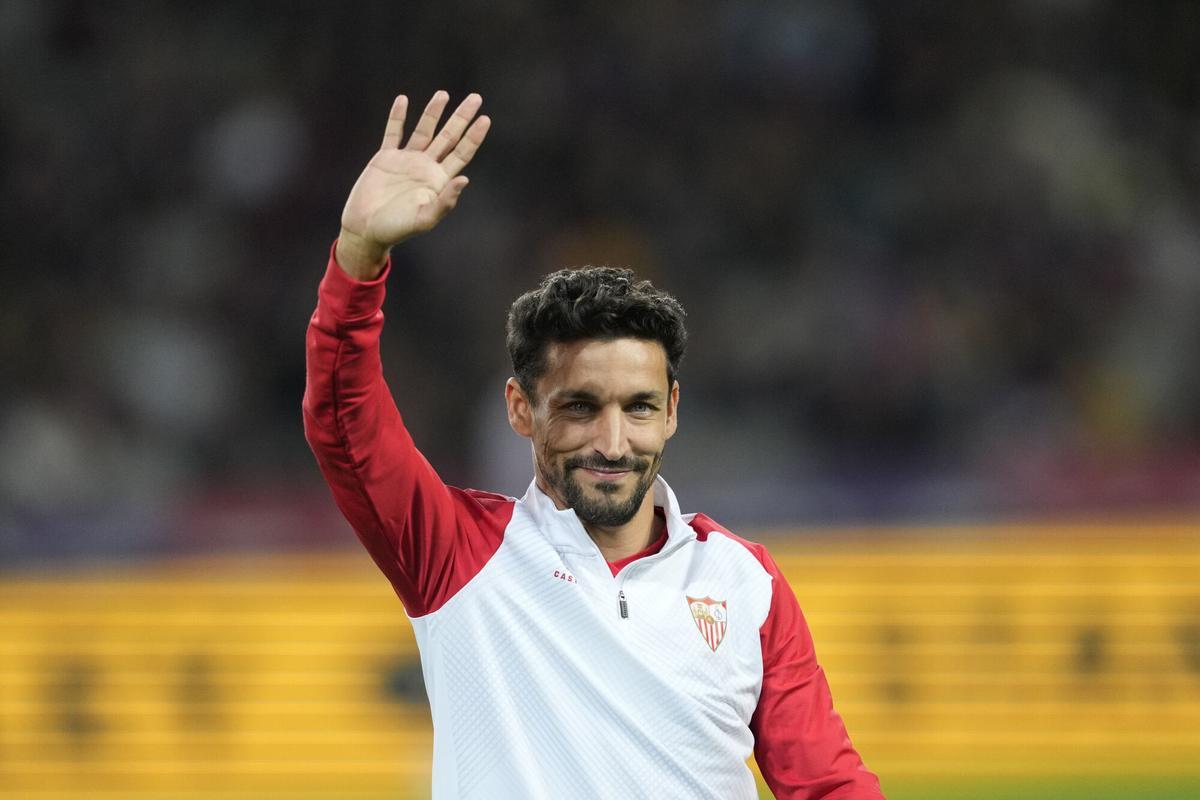 El lateral del Sevilla Jesús Navas saluda durante el calentamiento previo al partido de LaLiga que FC Barcelona y Sevilla FC