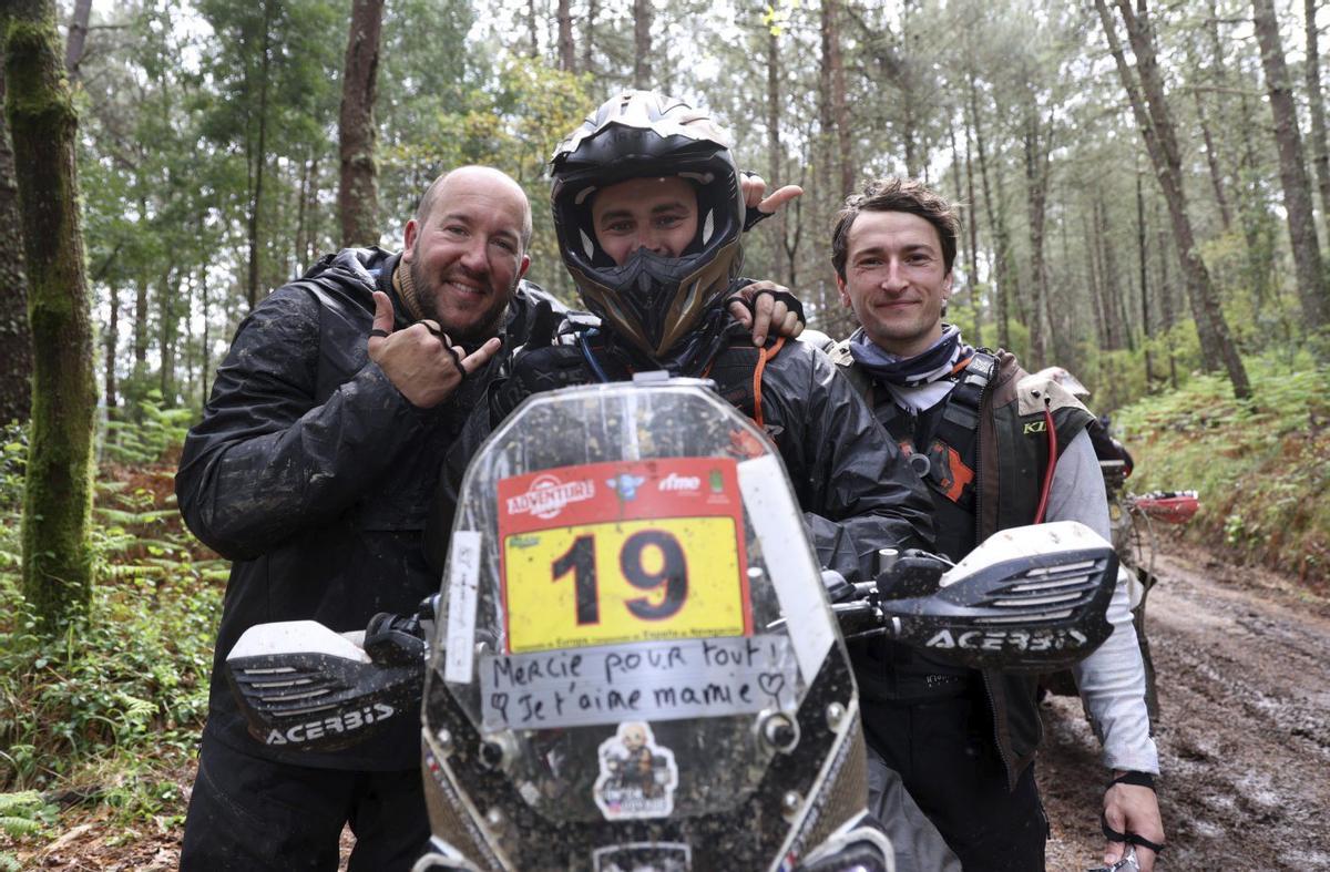 Participantes en la pasada edición del rallye a su paso por Gondomar.