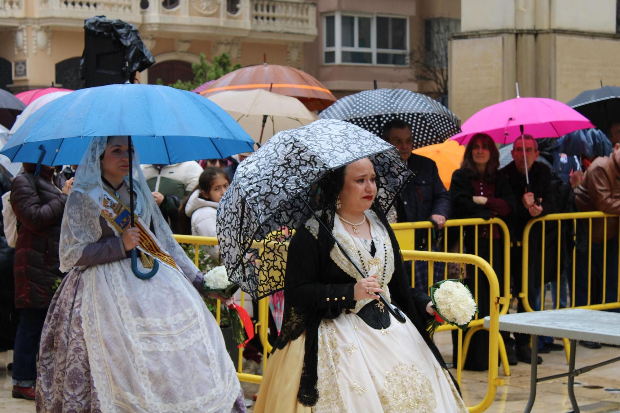 Búscate en la Ofrenda 2025 de Alzira entre paraguas y chubasqueros