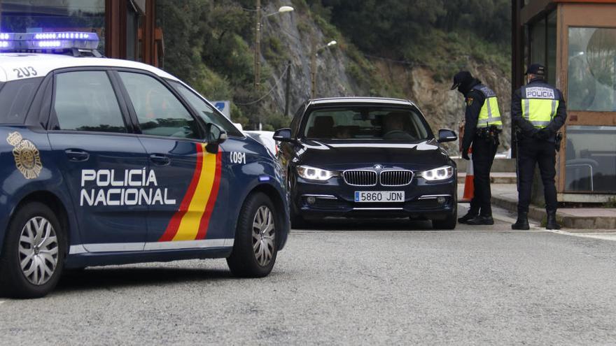 Pla obert de dos agents de la Policia Nacional fent un control en un turisme espanyol que vol creuar la frontera al Pertús el 17 de març de 2020