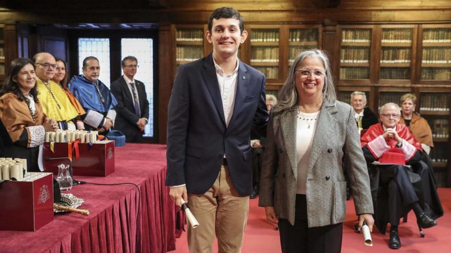 Diego Francisco Fernández recibe su premio de manos de Teresa Alonso Sánchez.