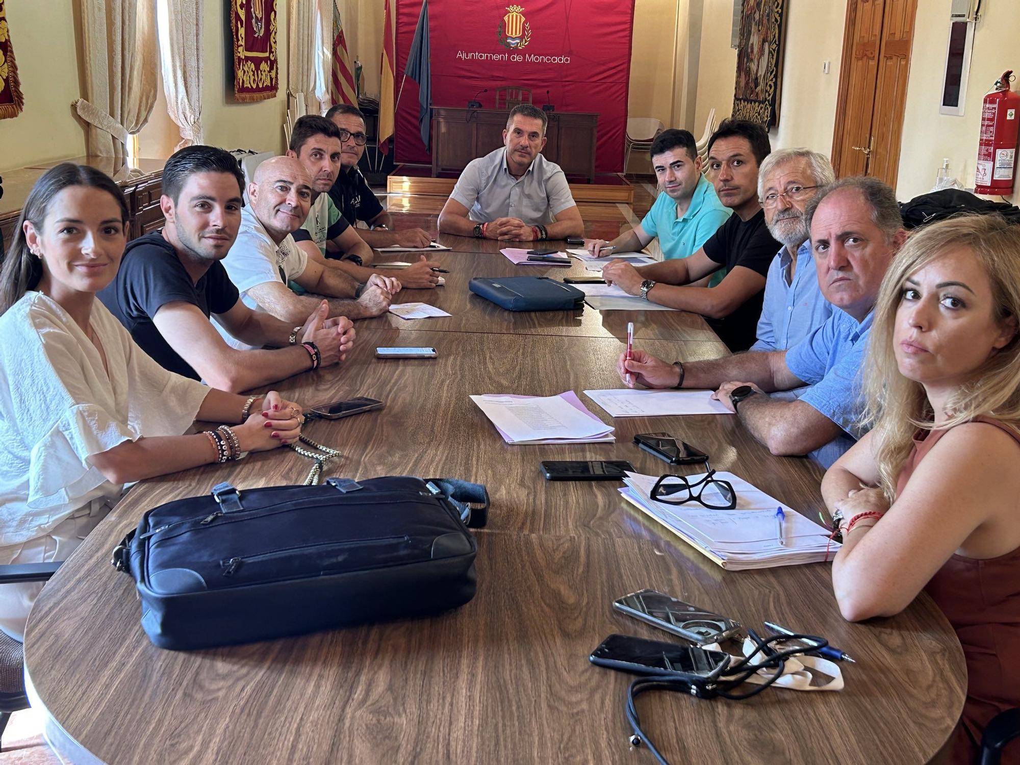 Responsables de la organización de la Volta ciclista, en una reunión en el Ayuntamiento de Moncada.