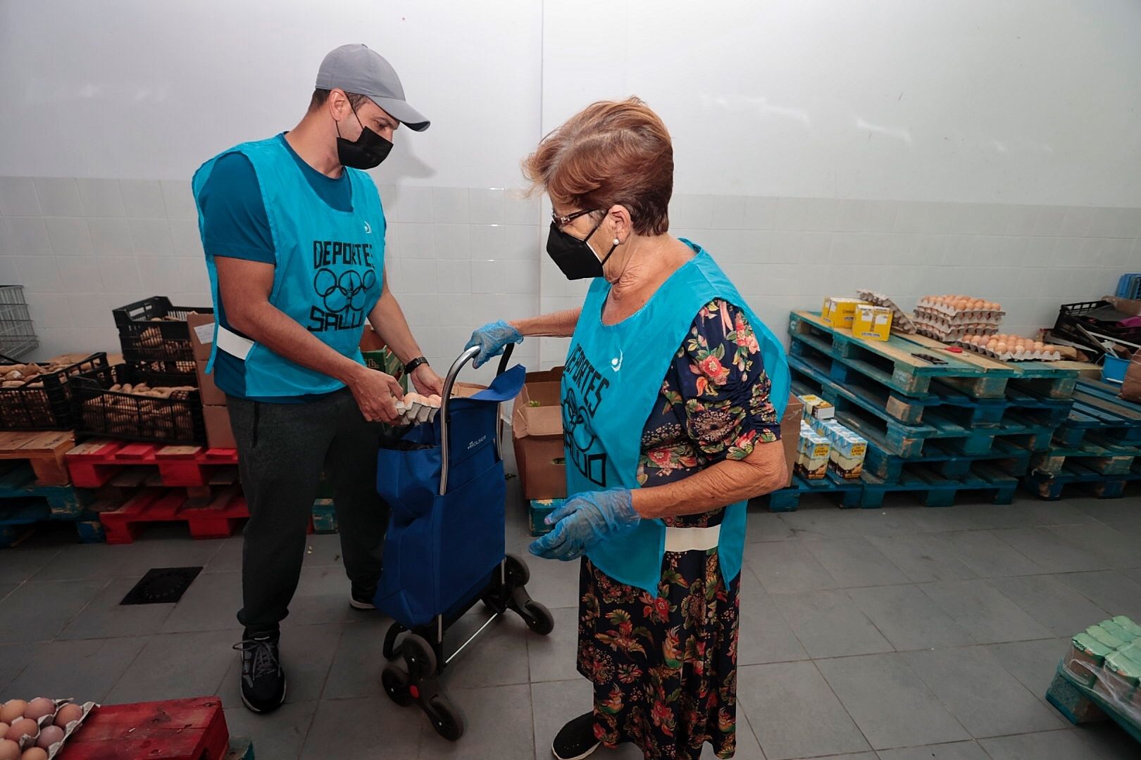 Entrega de alimentos en la sede de la asociación Los Caberos