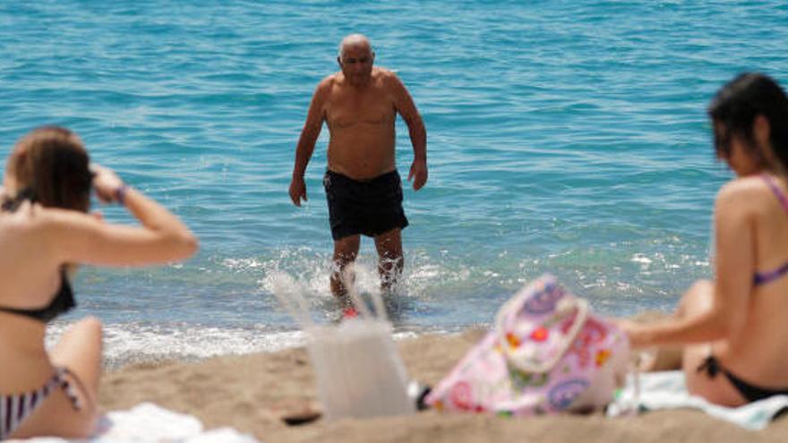 Trece playas malagueñas ya superan este domingo el aforo máximo permitido