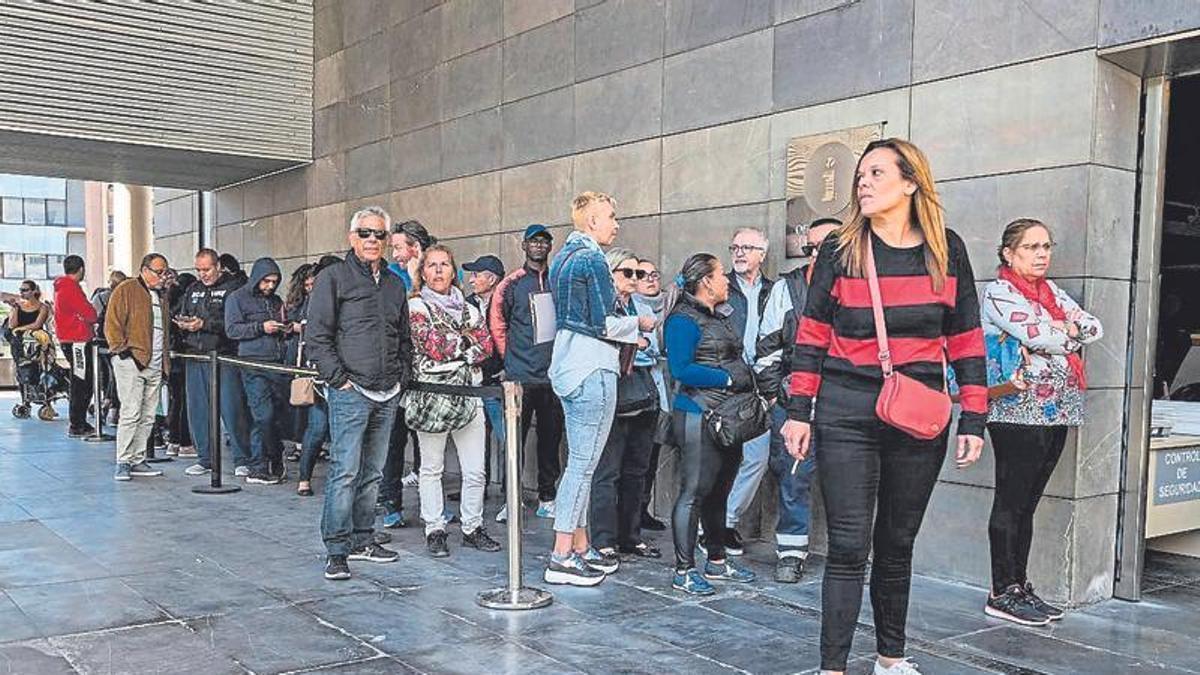 Cola de peticionarios de las ayudas al alquiler del Gobierno regional.