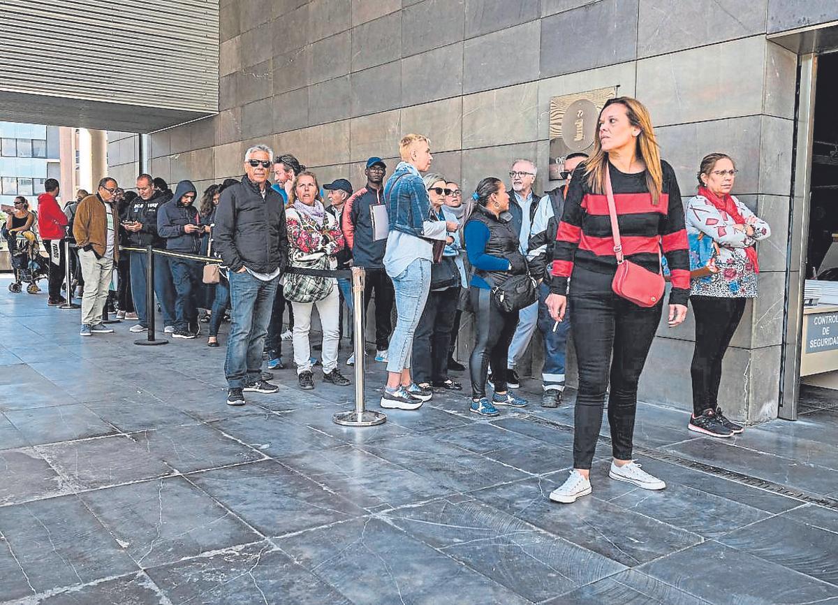 Cola de peticionarios de las ayudas al alquiler del Gobierno regional.