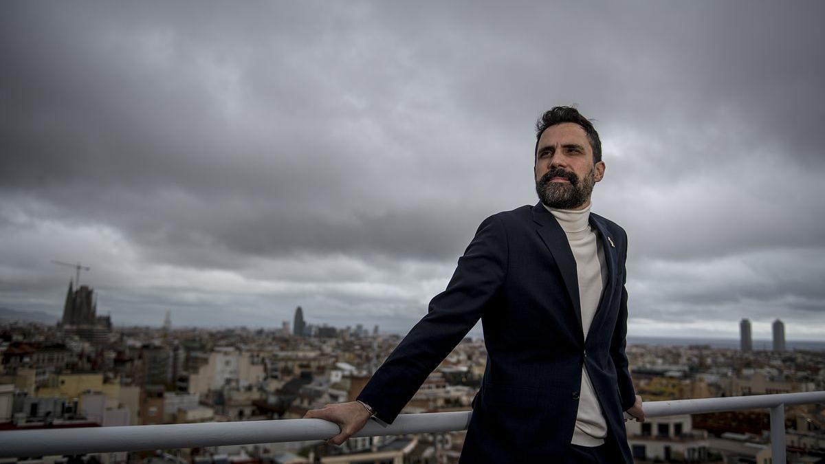 Roger Torrent, conseller de Empresa i Treball, en la azotea de la consellería.